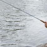 Ձկնորսական գավազանով տղամարդու երազում ձուկ բռնել