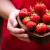 Varför drömma om att äta jordgubbar från en tallrik